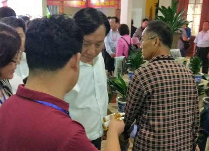 9月19日菏泽林交会向國(guó)家林业局刘东生副局長(cháng)汇报产品情况
