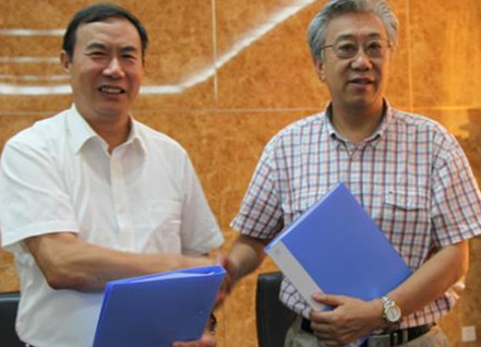 颜廷和董事長(cháng)与曹福亮院士签约
